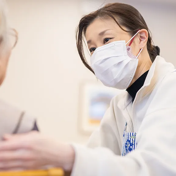 利用者と会話する女性スタッフの写真