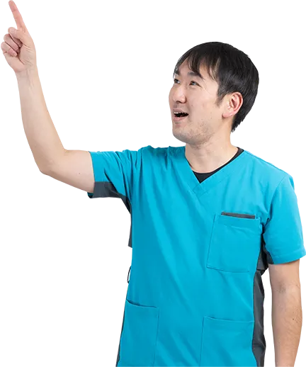 指さす男性スタッフ