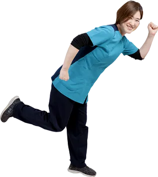 階段を駆け上がる女性スタッフの写真