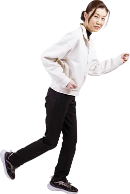 階段を駆け上がる女性スタッフの写真