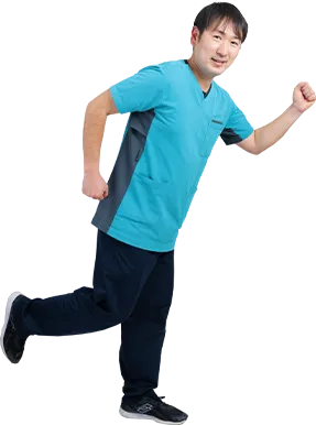 階段を駆け上がる男性スタッフの写真