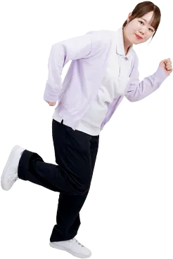 階段を駆け上がる女性スタッフの写真